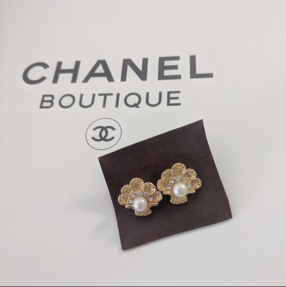 Vintage Jewelry - Vintage 80's Estate Pearl Earrings Shell Pierced